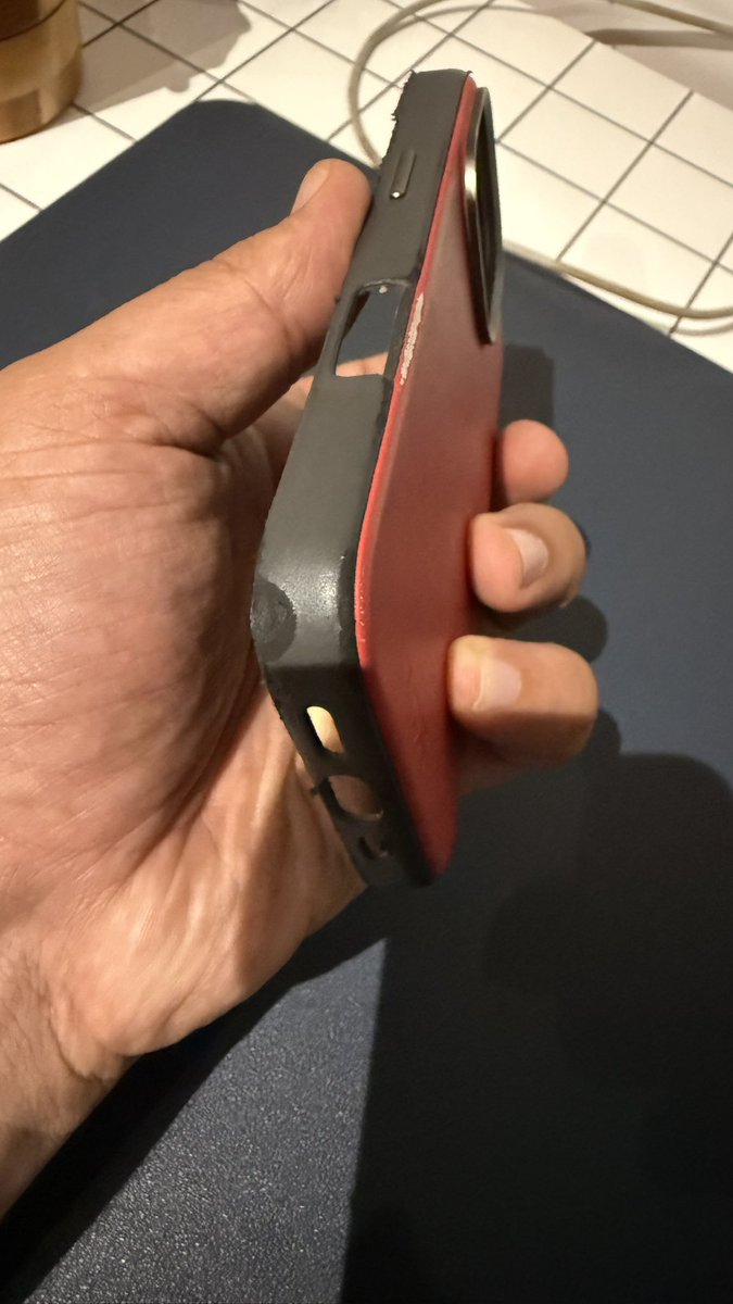 sidharthasaurus's tweet image. Bought a @daily_objects iPhone cover in March. Barely 6 months later, the “leather” back is peeling &amp;amp; torn at the edges. Premium pricing, but cheap, unsustainable material. Why pay extra for something that can’t even last half a year? Disappointed. #DailyObjects