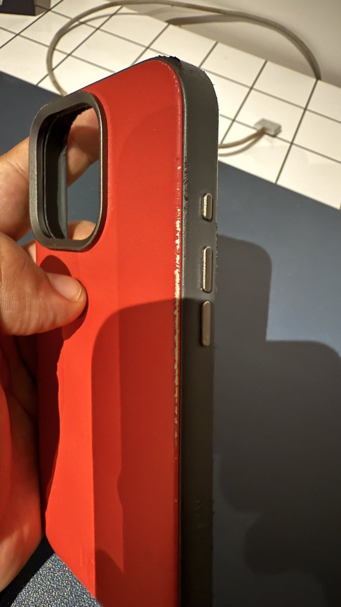 sidharthasaurus's tweet image. Bought a @daily_objects iPhone cover in March. Barely 6 months later, the “leather” back is peeling &amp;amp; torn at the edges. Premium pricing, but cheap, unsustainable material. Why pay extra for something that can’t even last half a year? Disappointed. #DailyObjects