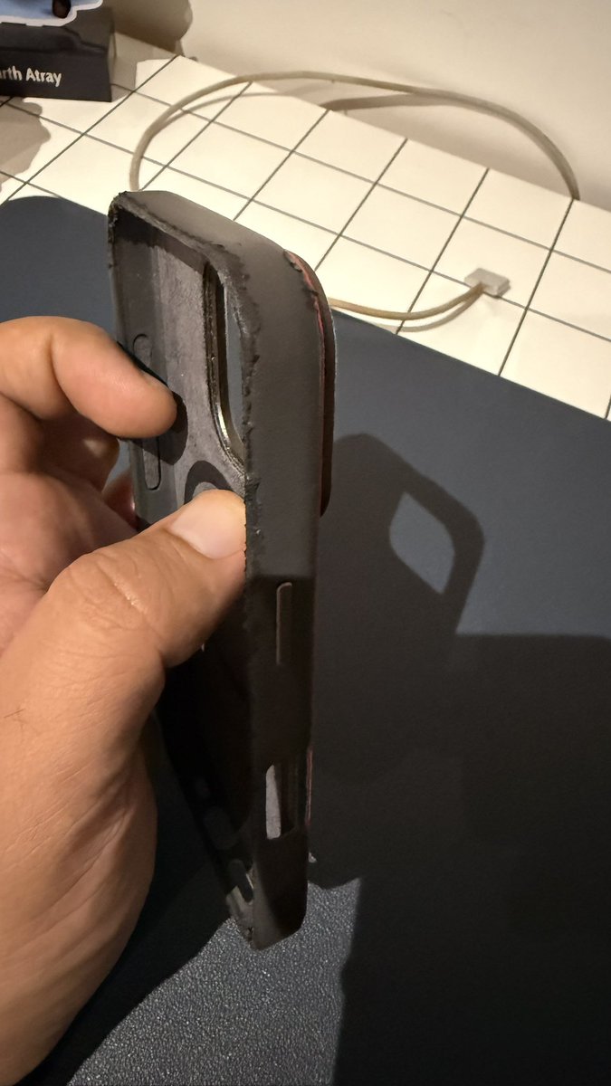 sidharthasaurus's tweet image. Bought a @daily_objects iPhone cover in March. Barely 6 months later, the “leather” back is peeling &amp;amp; torn at the edges. Premium pricing, but cheap, unsustainable material. Why pay extra for something that can’t even last half a year? Disappointed. #DailyObjects