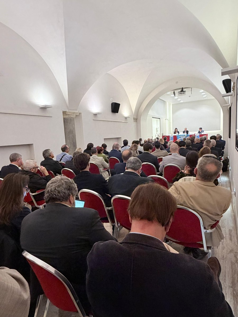 “Ma che parlate a fare di contenuti, tanto in politica funzionano solo gli slogan”.

Può darsi, per carità. Ma noi siamo fatti in un’altra maniera.

Noi siamo quelli che passano una mattinata, in centro a Roma, a discutere di perché è utile liberalizzare il commercio e dare più