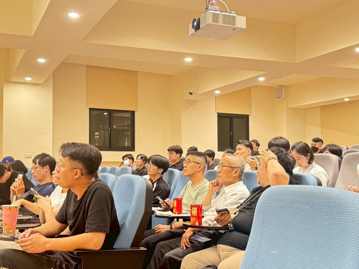 nchublockchain's tweet photo. 昨天的社課🔥
感謝 @SaBiBro666  特別抽空
帶給我們中部的同學們精彩的分享！

關於鏈上這檔事
真的有太多值得學習的地方：

•從最基礎的轉帳與交��
•到追蹤聰明錢的操作路徑

這些都是玩家踏入深奧殿堂的第一步。

感謝大家一起參與
也期待下次能帶來更多實戰內容 🚀 https://t.co/A2DuGJH2Fg