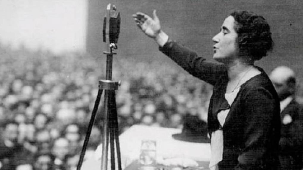 mendezguedez's tweet photo. "Yo, señores diputados, me siento ciudadano antes que mujer, y considero que sería un profundo error político dejar a la mujer al margen de ese derecho".
Clara Campoamor, la liberal que luchó y consiguió el voto femenino en España.
Fecha histórica. 
1 de octubre de 1931. https://t.co/CF8f0DqdJl
