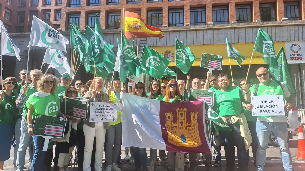 CSIFCLM's tweet image. 📢 Miles de trabajadores de la sanidad de toda España, incluyendo CSIF Castilla-La Mancha, se han concentrado frente al Ministerio de Sanidad

🗣3 años negociando el Estatuto Marco y pretenden dar carpetazo sin incluir lo esencial: 

👉 Retribuciones justas 
👉 Reclasificación y…