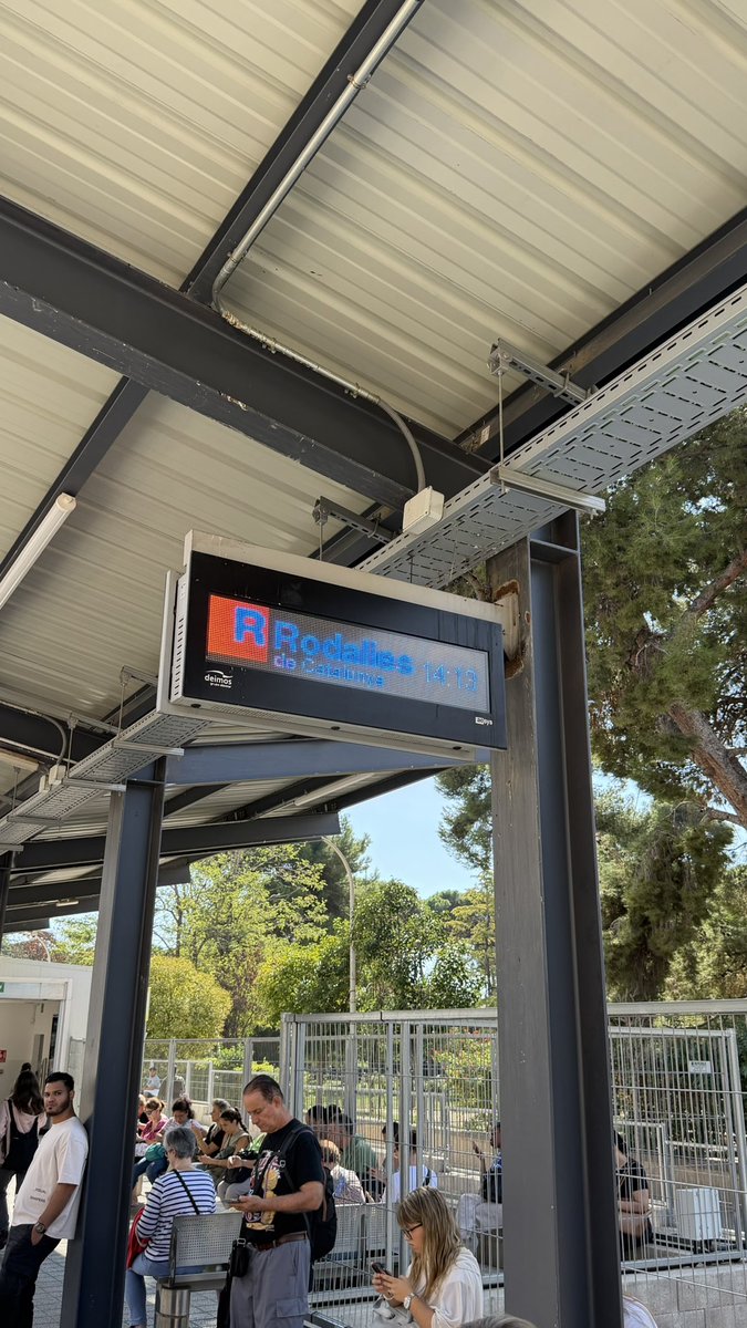 ralobcn's tweet photo. @rodalies @rod4cat 

Tot be a l’estació de Sant Feliu.

És millor ensenyar una hora que no toqui a informar d’un tren que no passa a l’hora.

Però al canal de WhatsApp última actualizació de les 08 del matí. https://t.co/gRQnDO6eeA