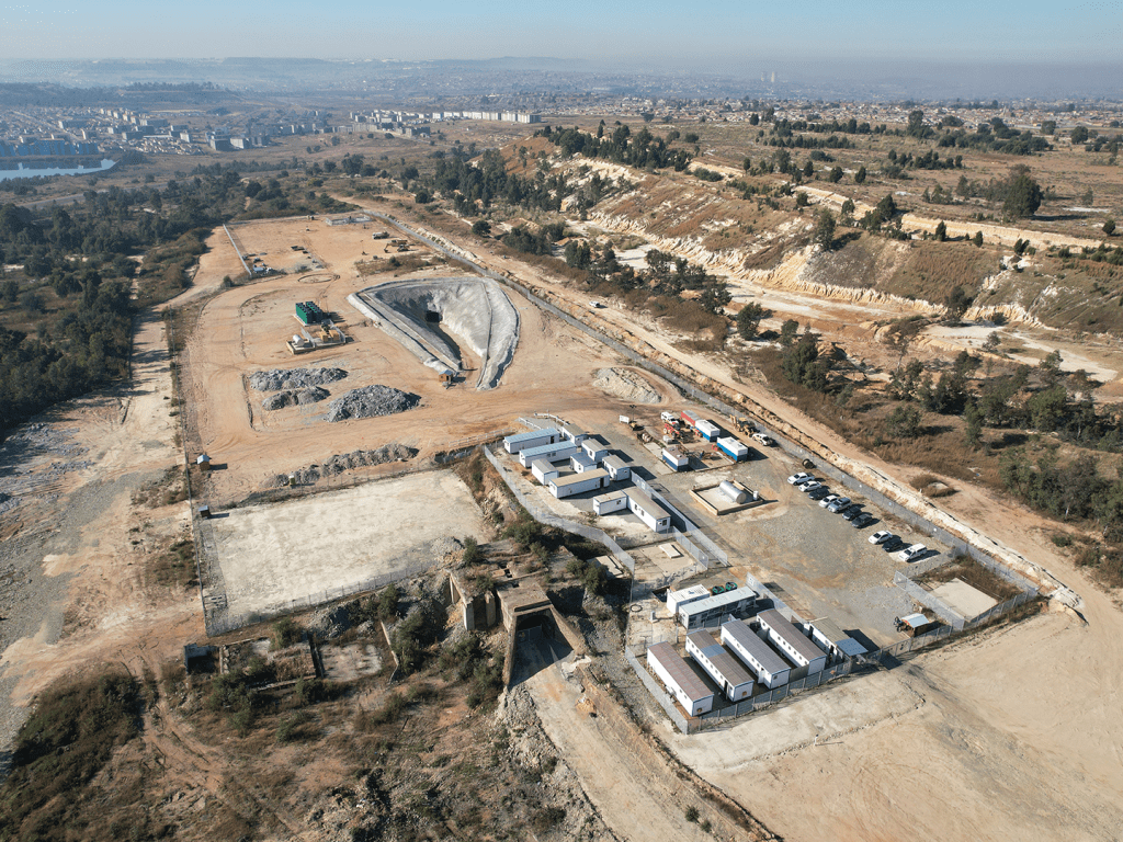 MiningReview's tweet photo. #MRAIssue5 | #WestWitsMining is pushing ahead with the Qala Shallows project in Johannesburg’s historic Witwatersrand goldfields. First blast: October. First gold bar: early 2026.
Read: https://t.co/8l6uOTc6qc
#GoldMining #Witwatersrand #QalaShallows #MiningInSA https://t.co/kawLusndlQ
