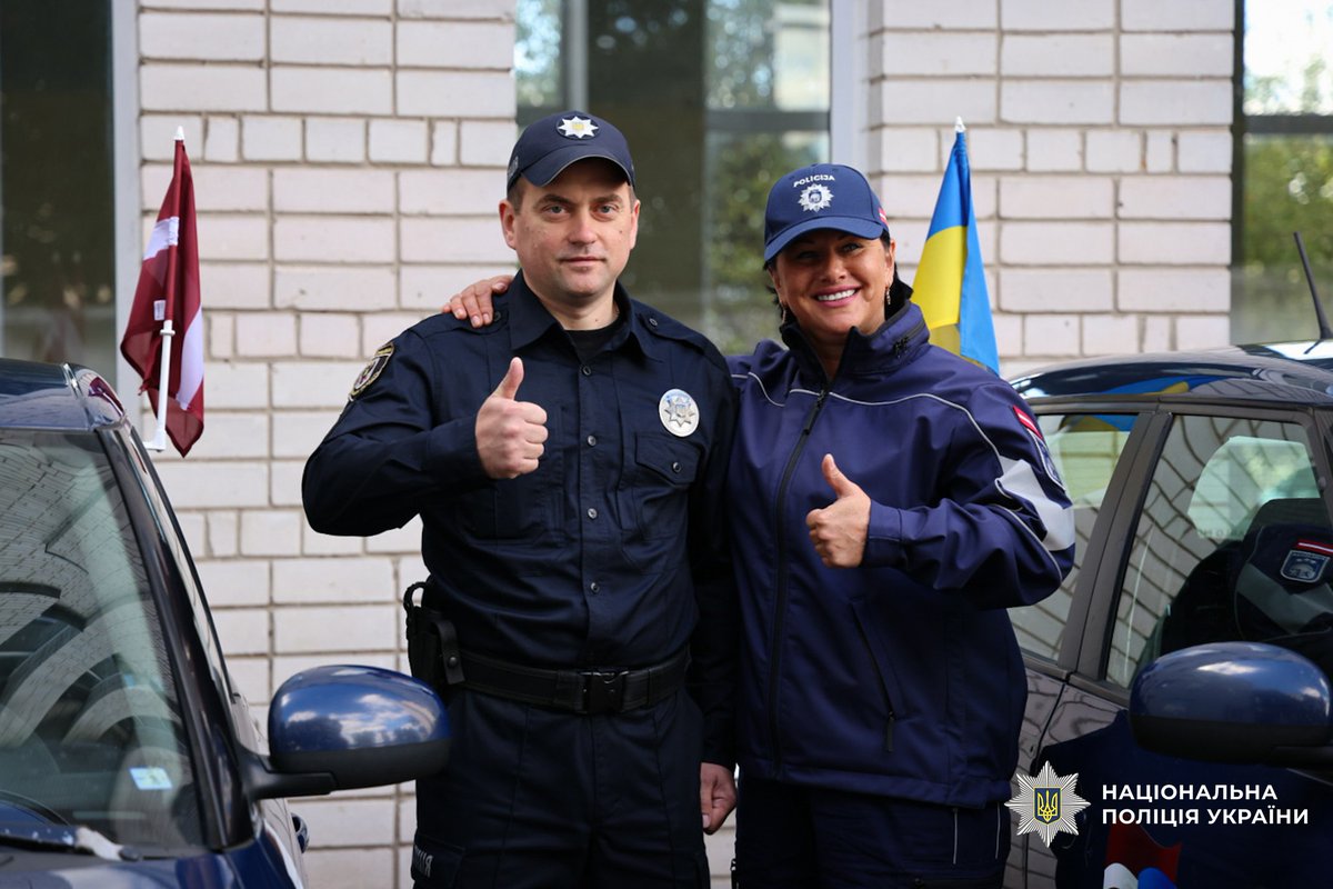 5 auto Černihivas apgabala policijai🚔🚓
Mobilitāte un reaģēšana ir neiztrūkstoša policijas darba sastāvdaļa, tāpēc tieši tāpat kā karavīriem, arī policistu ikdienā transportam ir kritiska nozīme.
Latvijas policijas auto turpina kalpot Ukrainas Nacionālās policijas dienestā🇺🇦🇱🇻