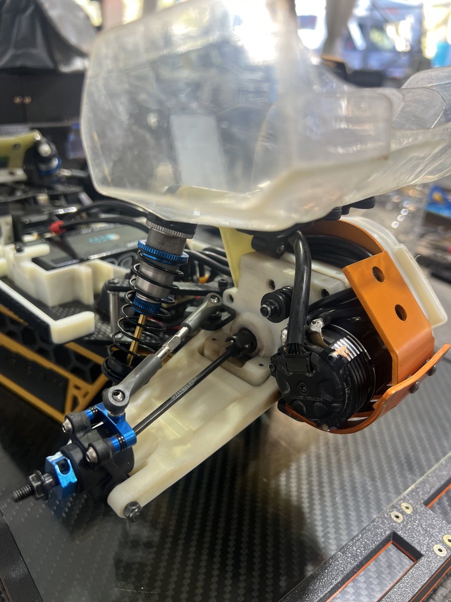 Atsushi_Hara1's tweet photo. ちなみにこのマシンは先程のAndrew Cookeさんの自作RRバギー。実際にこのマシンで世界選手権に参加しています！
フロントウイングは規定ギリギリまで攻めたビッグサイズ！！

#GP3D
#ifmar世界選手権 https://t.co/K1Ry68v60W