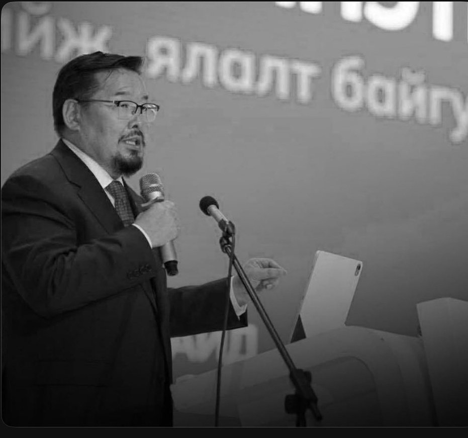 Ichinkhorloo3's tweet photo. ГИБРИС-СИНДРОМ БУЮУ ЗАНДКАГИЙН ШИНЖ ТЭМДЭГ
Энэ нь засгийн эрхэнд гарч ирэхээс эхлээд эрх мэдлээ алдах хугацаанд илэрдэг. Гибрис-синдром нь нэн тэргүүнд нөхцөл байдлыг оновчтой үнэлж цэгнэх чадвар алдагдах байдлаар илэрнэ. Хэрэв эрх мэдлээ алдвал уг синдром мөн алга болдог. 
Улстөрчдөд дараах шинж тэмдгийн гурваас дээших нь  ажиглагдвал ийм синдромтой гэж онош тавьж болно. Үүнд:
- Өөрийн нэр алдраа хамгаалахын төлөө эрүүл ухаанаа алдах
- Хүрээлэн буй орчноосоо илүү эрх мэдлээ ашиглах талбараа чухалчлан тооцох нарциссист чадвартай.
-  Өөрийгөө төр засагтай адилтган эрх ашгаа бүх нийгмийн эрх ашиг, үзэл бодолтой жишин зүйрлэдэг
- Шүүмжлэл, зөвөлгөөнд хайхрамжгүй хандах, өөрийн хандлагадаа хатуу итгэдэг
- Өөрийг нь шүүх дээд шүүгч бол Бурхан, түүх шүүх болно гэж үздэг.
- Болгоомж муутай, хөнгөн хуумгай, эрс тэс үйлдэлтэй 
- Бодит байдлын мэдрэмжээ алдаж, өөрийгөө тусгаарлах нь олонтаа.
- Улс төрийн чиг хандлагаа өөрчлөхдөө хөшүүн
