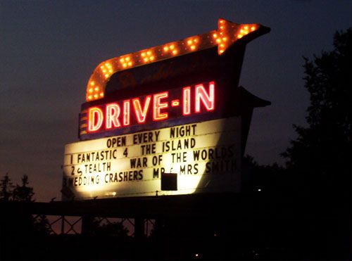 The Hawkins 71 Drive-In was closing. A part of Eddie was in disbelief. Sure, he hadn’t been in a bit, but in the 80s? This was his haven. And the site of his first date with Steve.

(Aka this is the one where the boys fix up a drive-in)

archiveofourown.org/works/71617356…