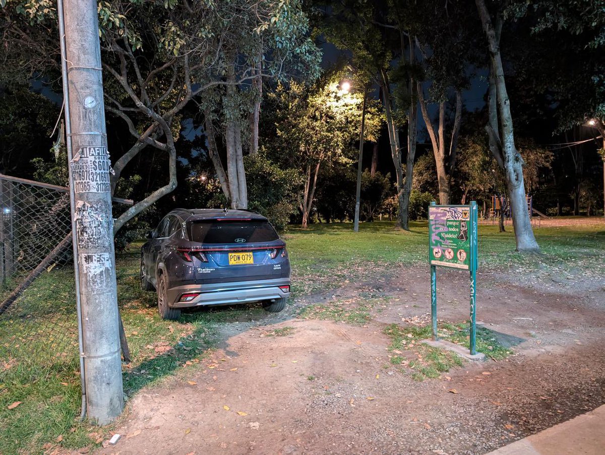 conectome's tweet photo. @SectorMovilidad @Bogota @comitemodeliar1 @VeeduriaBogota no sabemos qué hacer para que crean que están parqueando carros dentro el parque. Anoche cuando reclamé me insultaron y me grabaron con un teléfono. La barbería y el gimnasio siguen usando parque para los carritos. https://t.co/FXCi8BwJOM