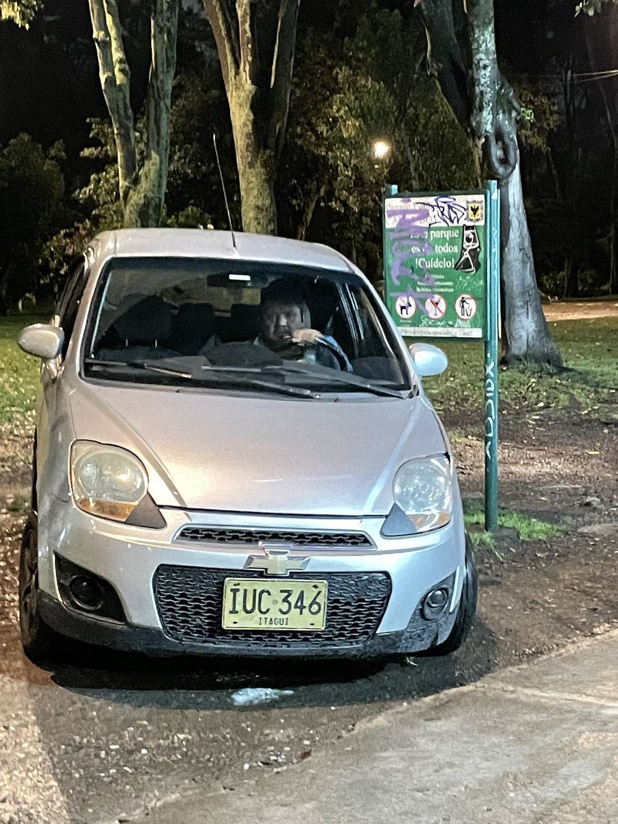 conectome's tweet photo. @SectorMovilidad @Bogota @comitemodeliar1 @VeeduriaBogota no sabemos qué hacer para que crean que están parqueando carros dentro el parque. Anoche cuando reclamé me insultaron y me grabaron con un teléfono. La barbería y el gimnasio siguen usando parque para los carritos. https://t.co/FXCi8BwJOM