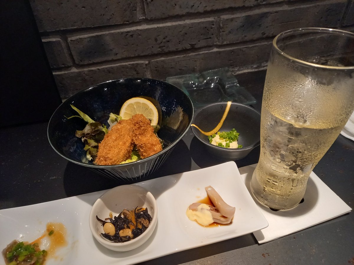 ishikawaPTA's tweet photo. 今日は近場で。
カキフライ、お刺身、秋刀魚の塩焼き。
バスカーのハイボール、梵(ひやおろし)、千代の光(ひやおろし)
#TASUKE https://t.co/CKyPpy5YkL
