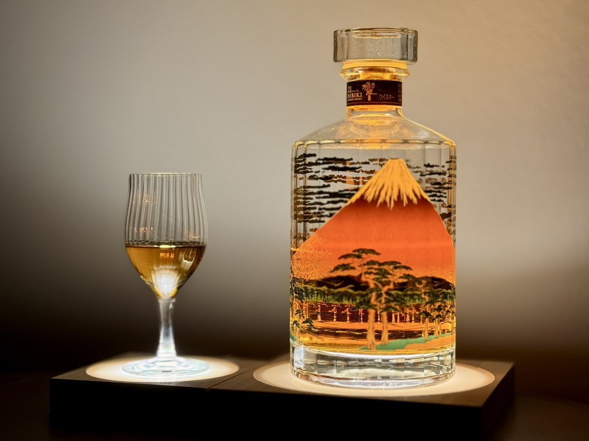 今夜は響21年いただきます🥃忙しいときに機嫌の悪さを表に出す人がいますが、何の徳があるのでしょう🤔客観的に見てプラスになることはないと思うんです💦昔の恩師に「大変な時ほど笑顔でいるのがカッコいい」と教わりました！良い感情は人にぶつけ悪い感情は自分の中で噛み砕いて消化したいものです❗️