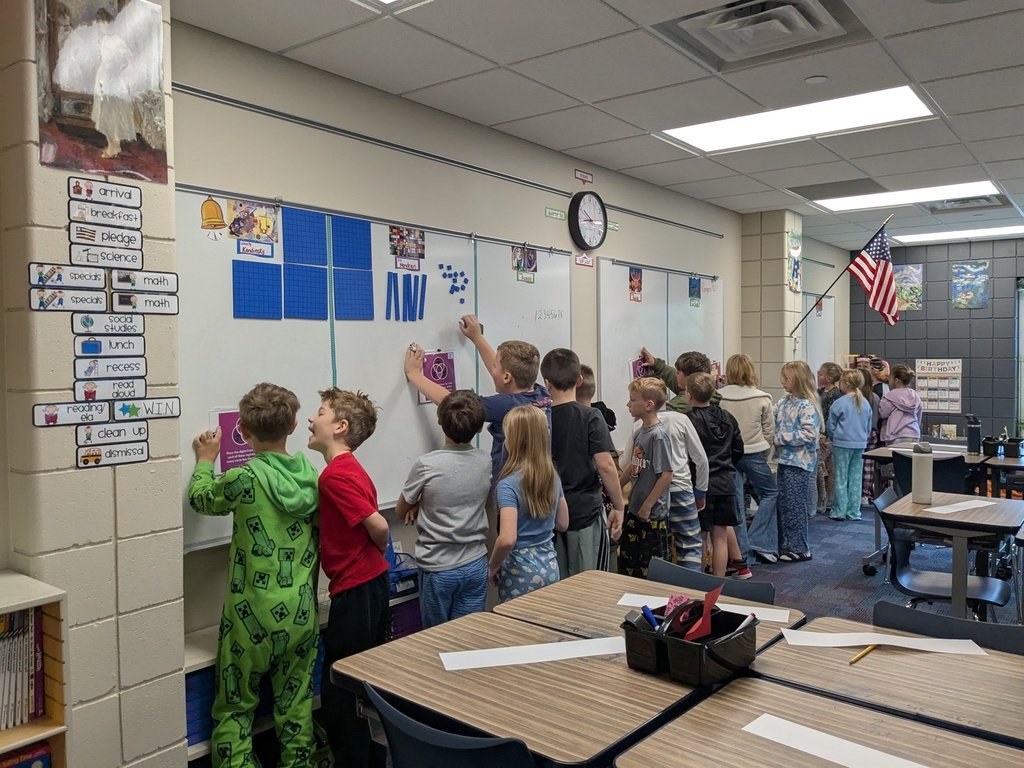 CISchoolDist's tweet image. 🌖Mrs. Roubinek&apos;s combo class created custom moon phase head gear and worked together in a logic building thinking classroom! Way to go 3rd and 4th graders🤩

#RangerNation #moonphases #GoCIGo