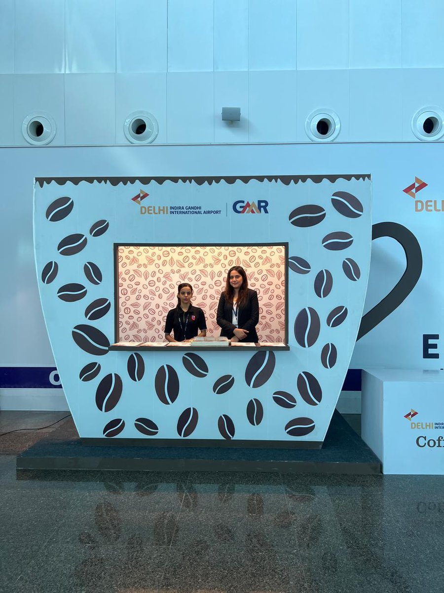 stfuesh's tweet image. Found these coffee mascots wandering around T1… followed them and boom ..... a full Café Coffee Day setup inside the airport 😳 Never in my life thought @delhiairport vibes could feel this chill!

#flywithdel #CafeCoffeeDay #Terminal1
