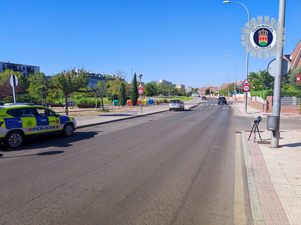 PoliciaAlcorcon's tweet photo. 👉🏻Con el fin de reducir la velocidad en distintos puntos de la localidad, a parte de la instalación de reductores de velocidad por @AlcorconEco, estamos instalando el #Radar 📷

⚠️ Aviso RADAR activado ⚠️ https://t.co/YbFgLrapb3