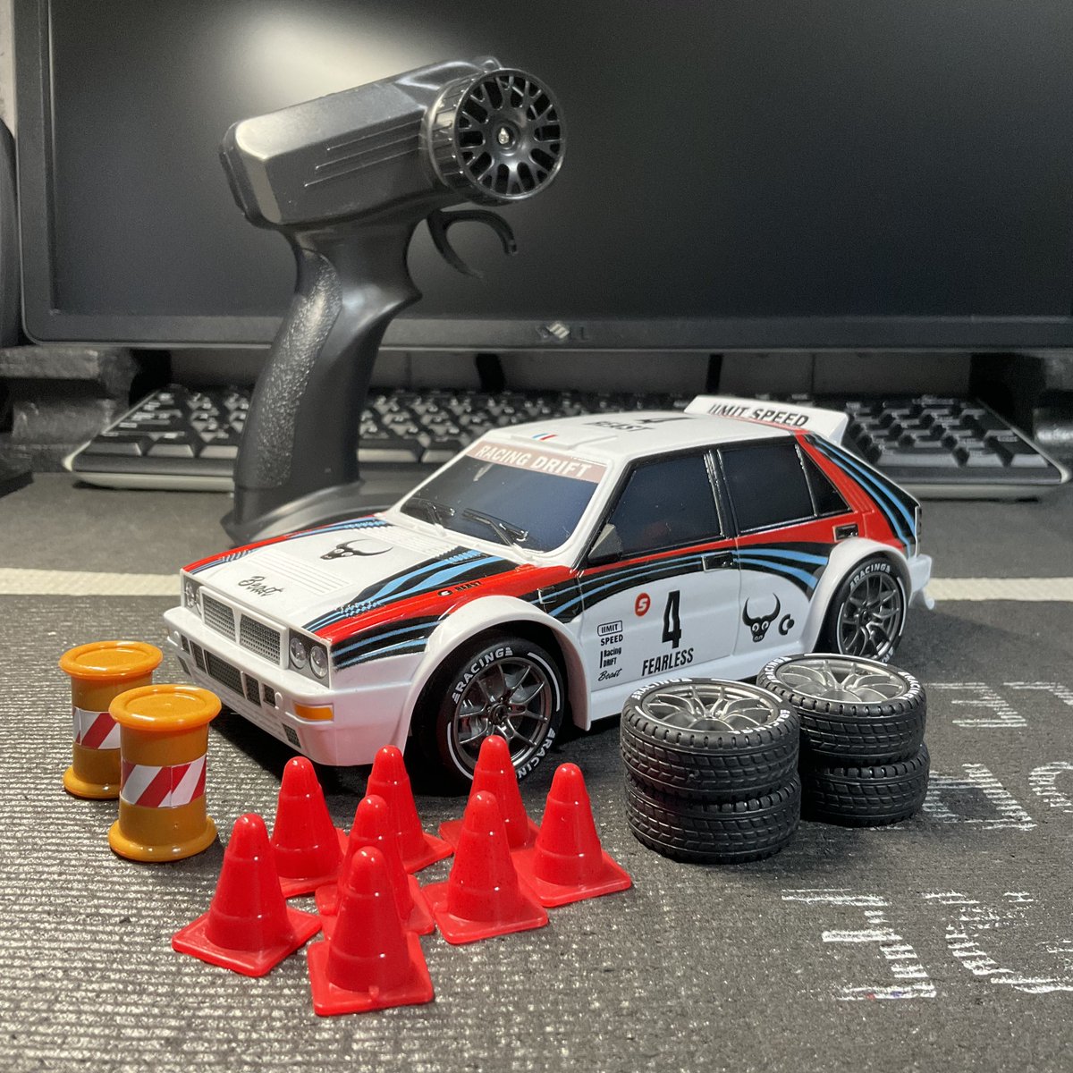 visionrc2's tweet photo. アリエクから格好良いデルタのRCが到着。
ディテールも良いし、ドリフトタイヤも付属。
1/24だから部屋で遊べると思いきや、結構速いので
危ないです🙃

#RC #ランチアデルタ　#WRC  #パイロン沢山 https://t.co/pXeequhn9B