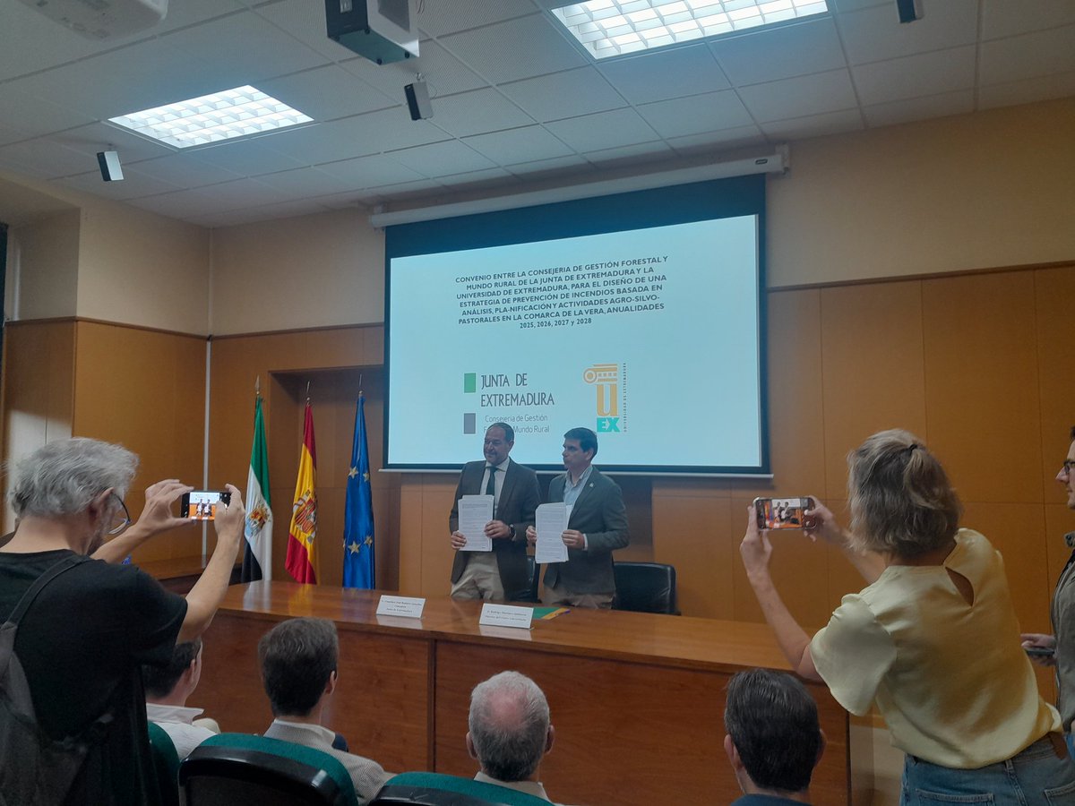 UExPlasencia's tweet photo. Hoy se ha firmado el Convenio entre la Consejería de Gestión Forestal  y Mundo Rural de  la @Junta_Ex y la @infouex para el desarrollo del Proyecto Mosaico dirigido por el catedrático Fernando Pulido https://t.co/pD6TmyTACE