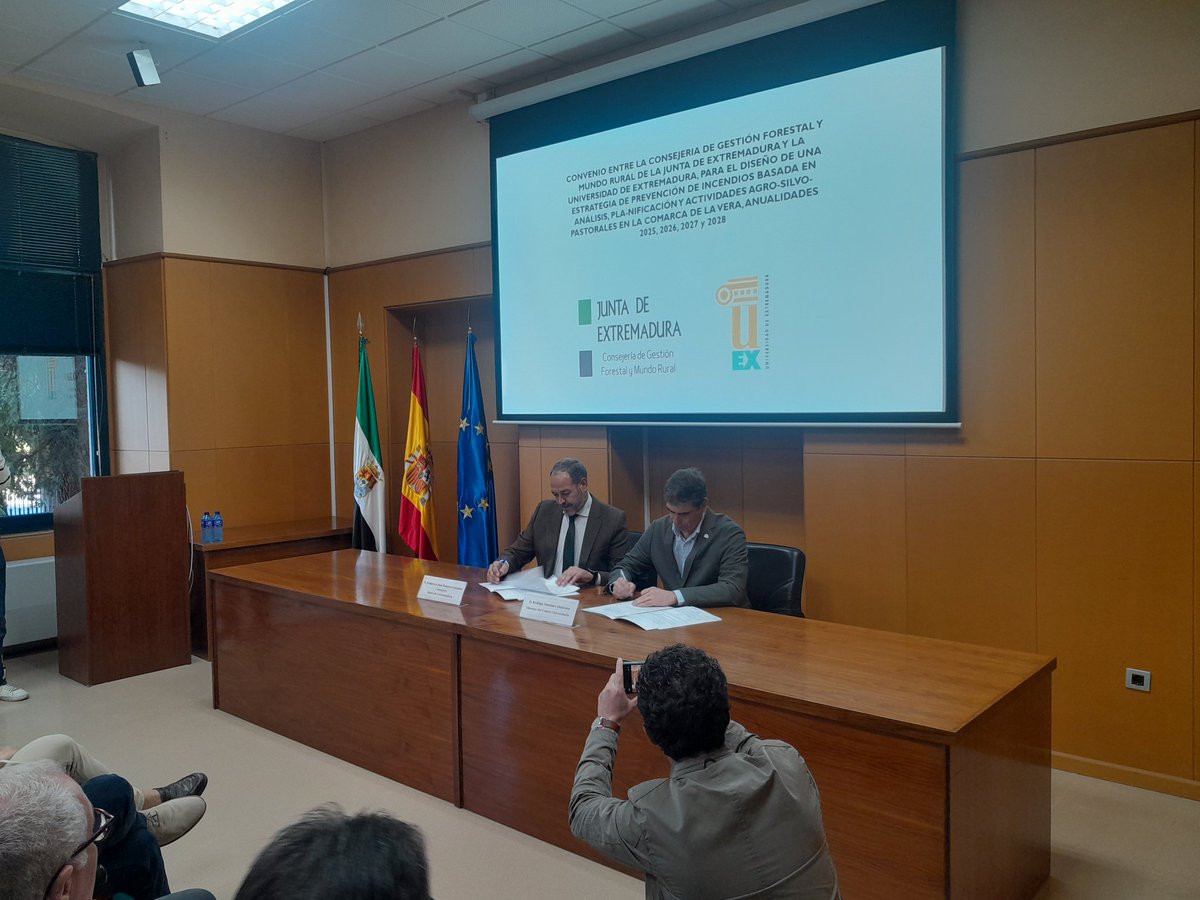 UExPlasencia's tweet photo. Hoy se ha firmado el Convenio entre la Consejería de Gestión Forestal  y Mundo Rural de  la @Junta_Ex y la @infouex para el desarrollo del Proyecto Mosaico dirigido por el catedrático Fernando Pulido https://t.co/pD6TmyTACE