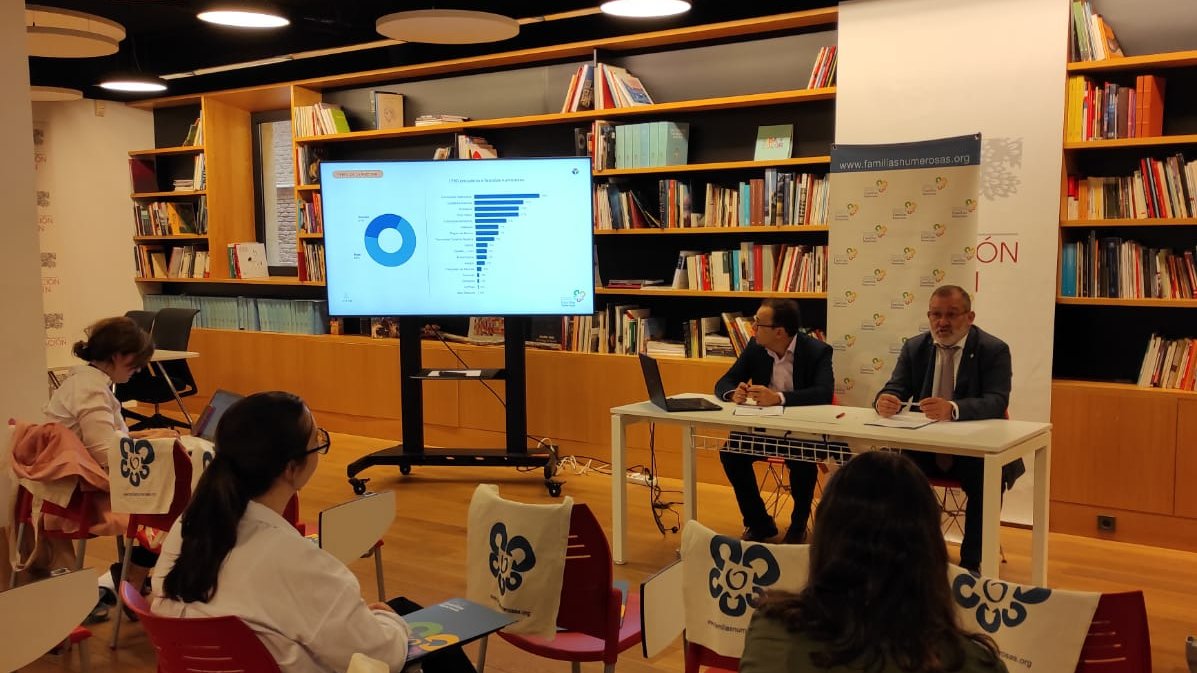 Agobiadas por la #conciliación y con mucho esfuerzo físico y mental, pero felices 👉Así viven las #familiasnumerosas en España, según el estudio que hemos presentado hoy, elaborado con apoyo de <a href="/MSocialGob/">Ministerio de Derechos Sociales, Consumo y A2030</a>. ℹ️Te lo contamos aquí: familiasnumerosas.org/noticias-de-la…