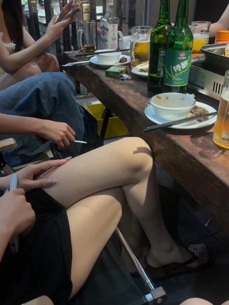 好尴尬和姐妹出来玩又成显眼包了