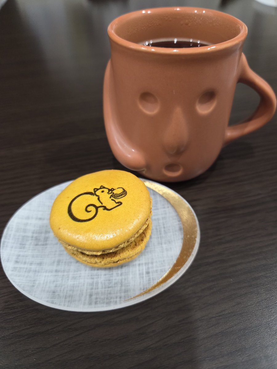 PIERRE HERMÉとコラボのクルミっ子マカロン買っちゃった☺

こういう時少量のコーヒー飲むのに、はにわぷりんのカップが最適👍