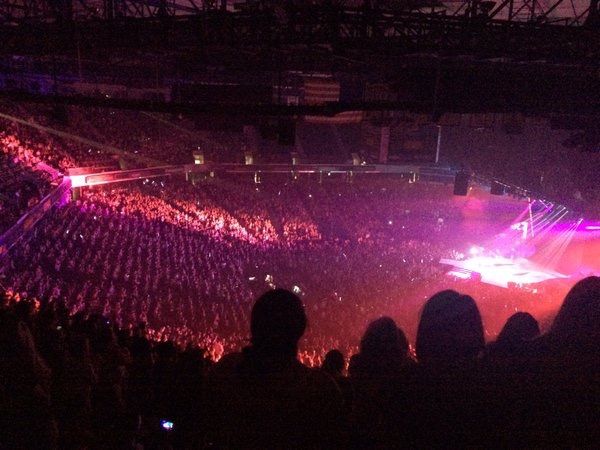 donald trump’s                     selena gomez’s
crowd                                       crowd