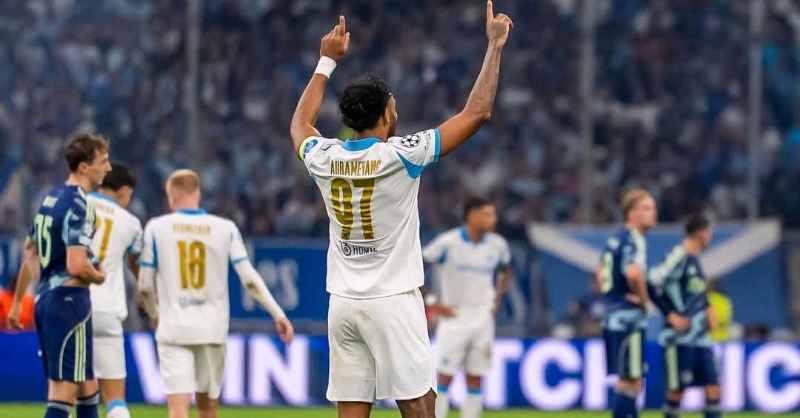 snewsafrica's tweet photo. "Mon âge ? Je suis quelqu'un qui bosse dur. Je me sens bien. Je suis à la disposition du coach."

Auba effectue pour le moment des débuts parfaits avec 4 buts et 3 passés décisives en 6 matchs et on espère que ça continuera pour le plus grand bonheur de nos yeux 👀