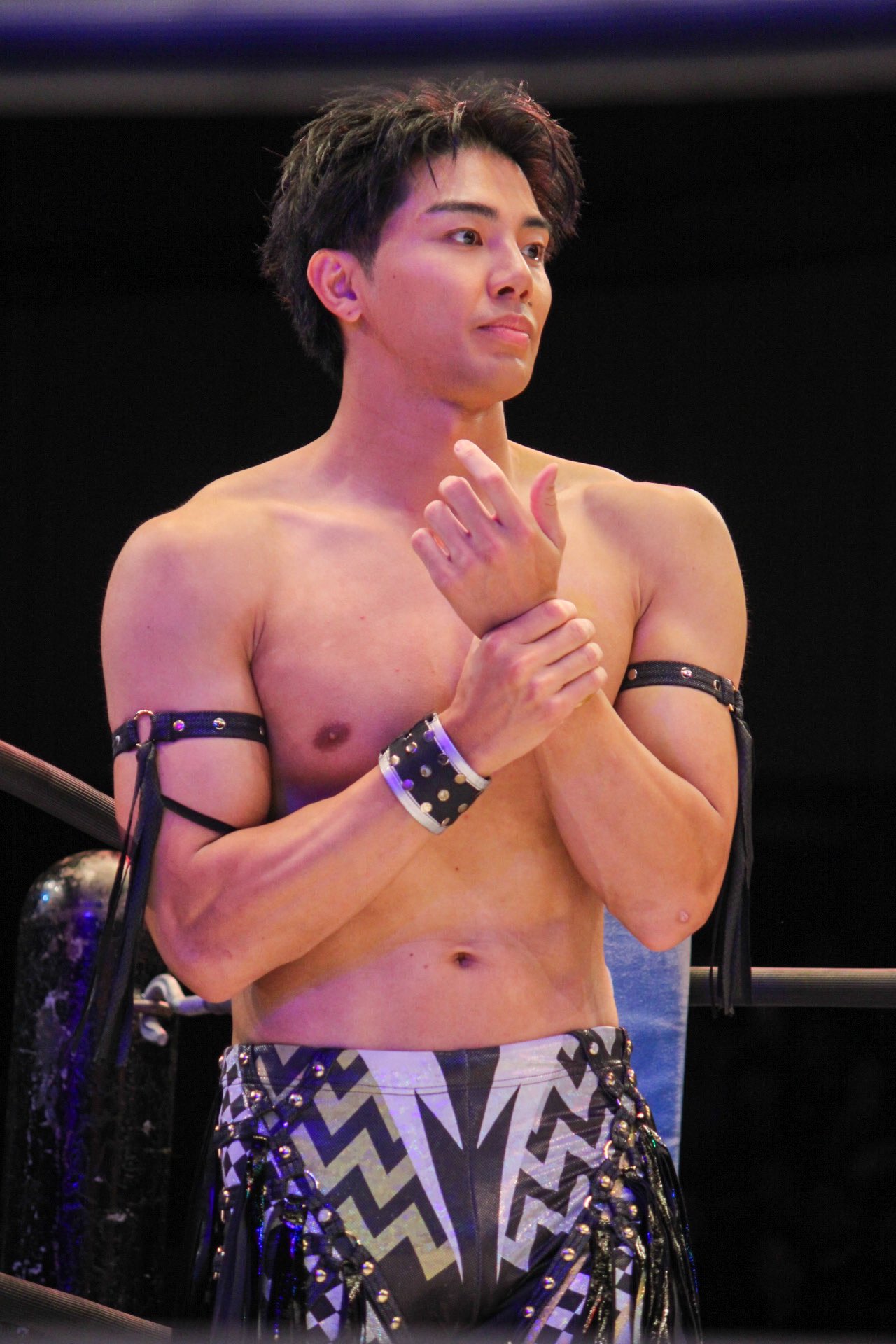 武知海青 BIGタオル 武知海青 プロレス初タイトル奪還も背中が惨状 左足にはパイプ
