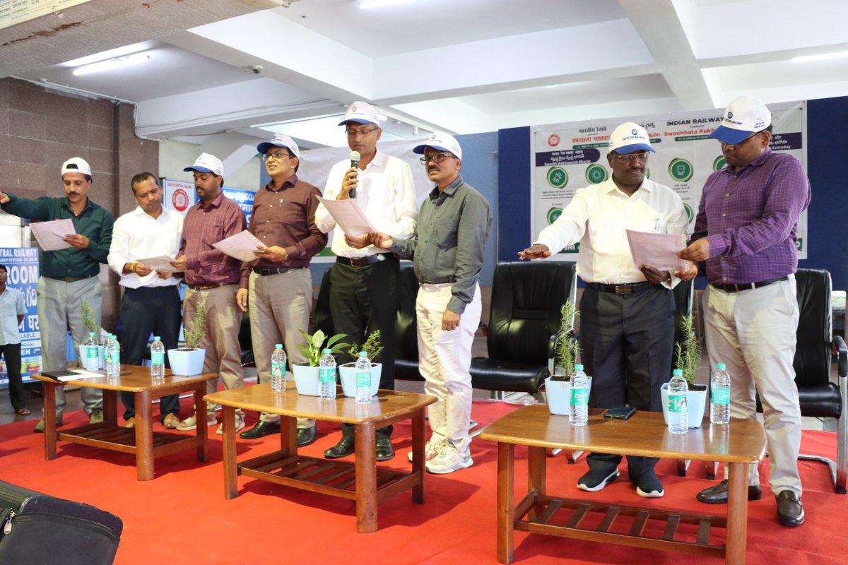 drmsecunderabad's tweet photo. Dr R Gopalakrishnan, DRM/Secunderabad, administered the #SwachhataPledge to officers &amp; staff at Secunderabad station (Platform No.10). #ADRM/I, #ADRM/O, Sr.DME/EnHM, CMS/SC &amp; supervisors actively participated. #SwachhataHiSeva2025 #IndianRailways https://t.co/IdGxLVYPDJ