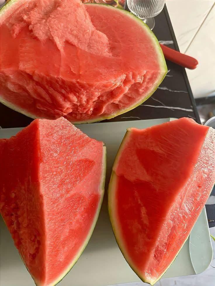 EkwezuomM's tweet photo. Happy new month fam💕
Pls anywhere you see this seedless watermelon pls don't eat it is not safe remember health is wealth.
#Healthylife #HealthyEating #GoodVibes https://t.co/WhWIAQBGNW