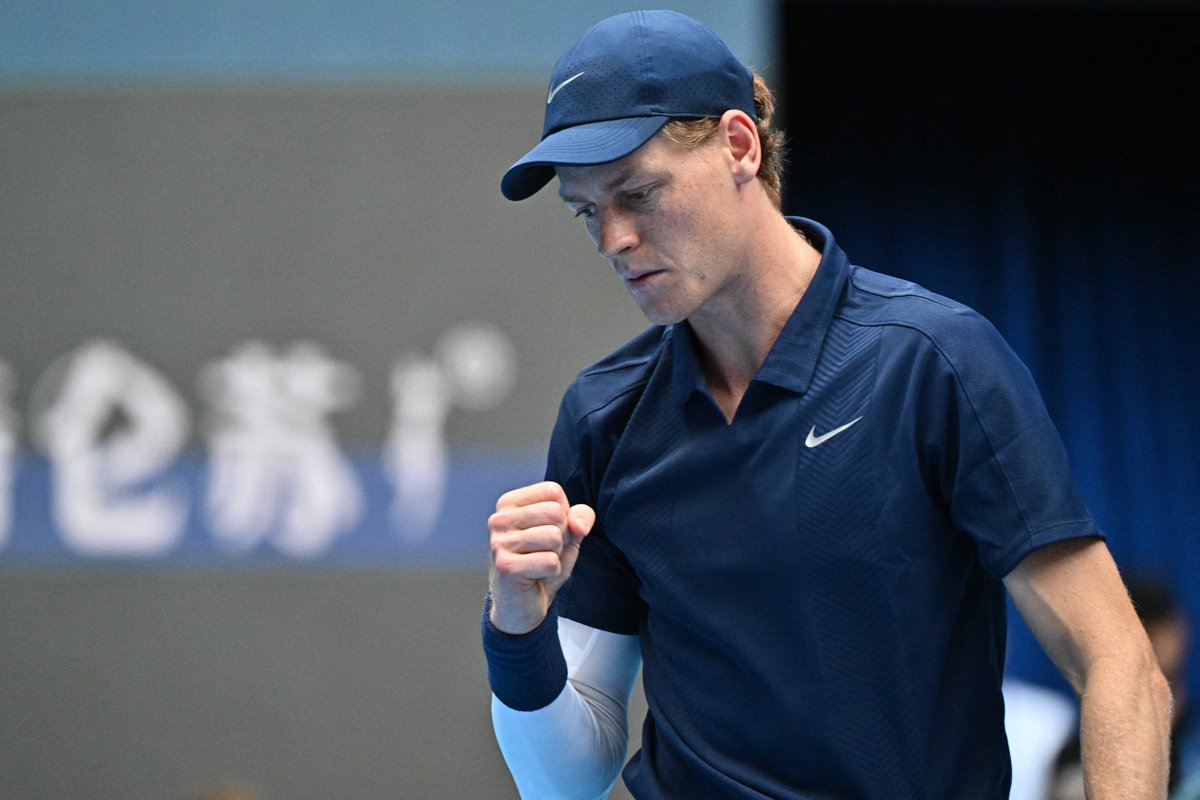 PasionDeporWeb's tweet photo. #Beijing • Jannik Sinner derrotó por doble 6-2 a Learner Tien y vuelve a consagrarse en el torneo.

🏆 El italiano llega al título n°21 de su carrera, obteniendo por segunda vez este ATP 500. https://t.co/L1B29umEEn
