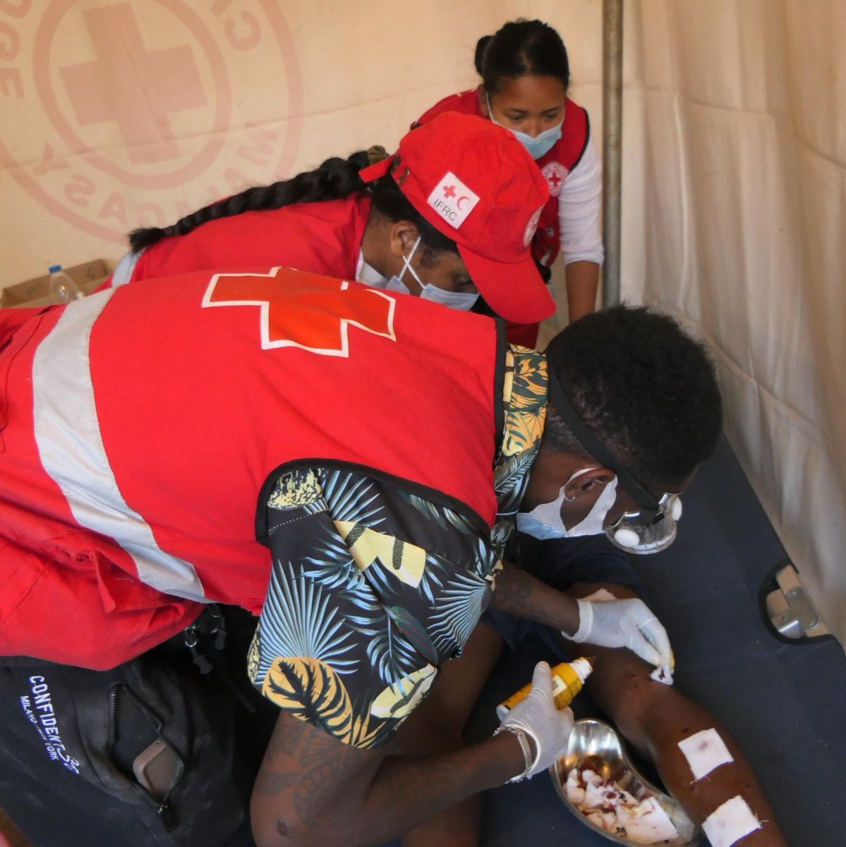 Since 25 September, unrest in many cities in #Madagascar has put lives at risk. 

@IFRC is supporting @madaredcross in delivering urgent first aid, psychological support, evacuations and medical referrals - impartially reaching those affected.