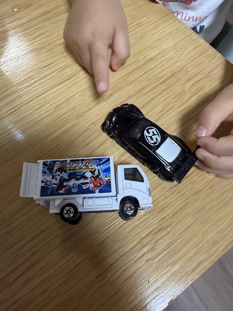 Baipa_san's tweet photo. トミカの優待トラック、シールが逆笑
検索したら同じ人がもう1人居たし、よくあるのかな https://t.co/9DlBLMC2PE