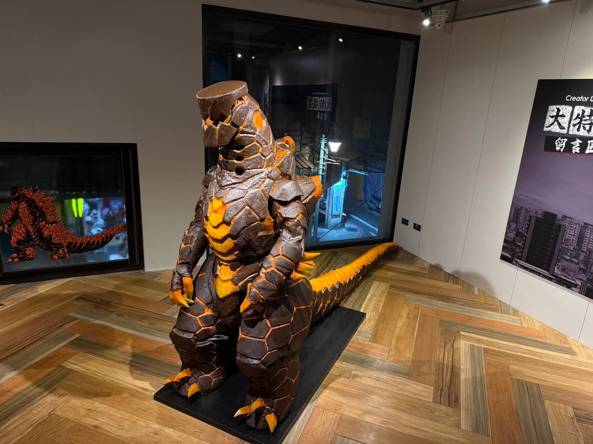CTokusatsu's tweet image. 🌋🤖《＃大特攝展~特攝超次元》今日開展①

🎬展覽看點 PICK UP❗
🌋01|決戰首都！「對大黑專用兵器」概念企劃釋出！
🌋02|可動性最強！第三代大黑戲服實體展示！
🌋03|知名繪師&amp;amp;漫畫家跨界合作！#BCNY &amp;amp;  #MAKAI 大黑超次元新形象登場！

🟠活動時間：2025.10.1-10.9
🟠活動地點：#臺灣漫畫基地