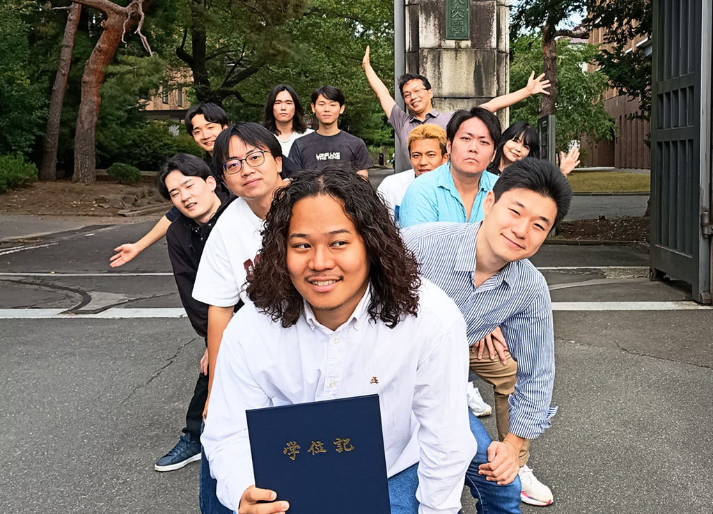 ♪俺は東北大生HIPHOP育ち
凄そうな奴は大体ケンイチ♪
超回路脳機能分野からドクター・ヒロキ爆誕！
山尾啓熙氏が #東北大学 総代として答辞。
♪ リスペクトを届ける響き
ラボメンと片平正門で恒例ポーズ
↓ 答辞ラップ（※オンライン限定ver.）↓
youtu.be/-yfGwaERBNg
#ラップ答辞 #式典HIPHOP