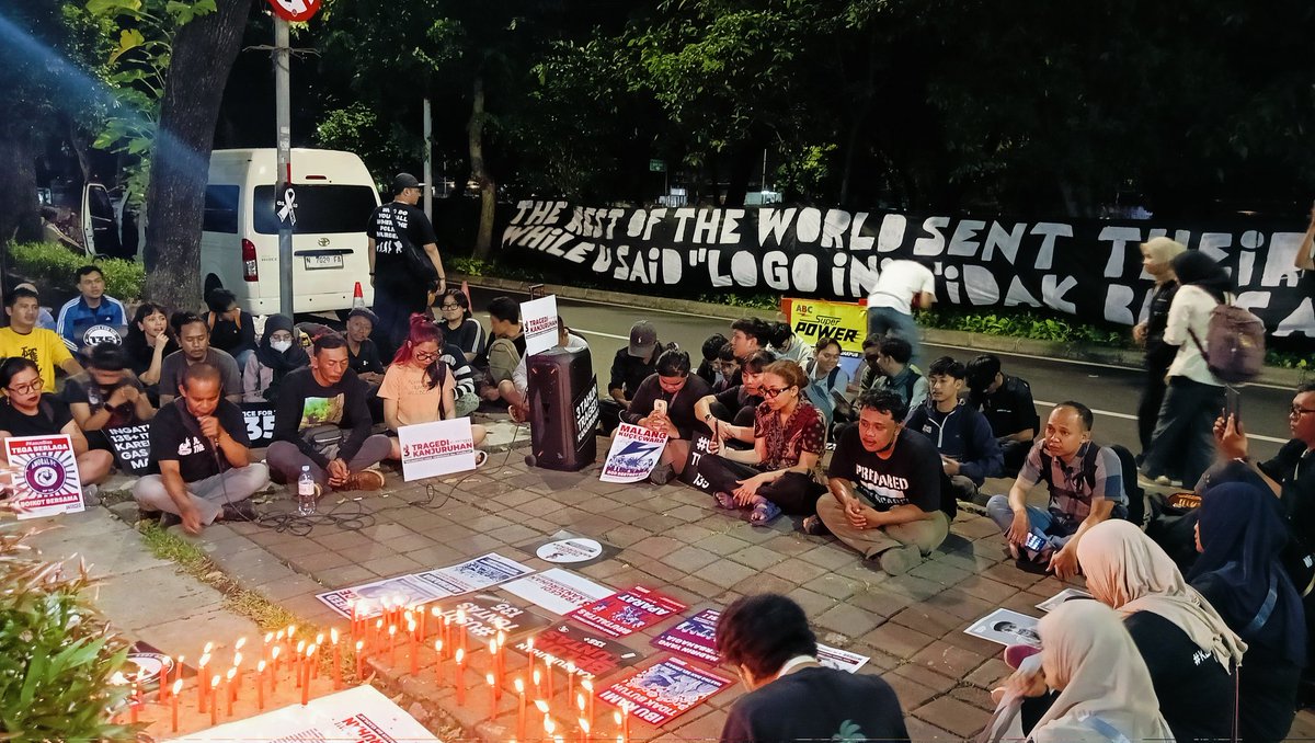 panditfootball's tweet photo. Doa bersama untuk para korban tragedi Kanjuruhan 🤲

#3TahunTragediKanjuruhan
#KanjuruhanBelumUsai
#justiceforkanjuruhan
#KanjuruhanPelanggaranHAMBerat https://t.co/zbWLrx1CjD
