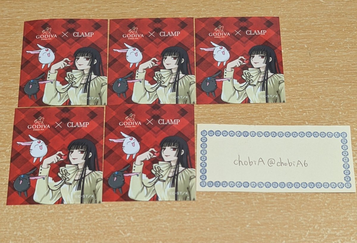 chobiA6's tweet photo. CLAMPとGODIVAコラボの予約分届きました
やはり5個ずつ2回注文して特典が1種×5枚×2注文でした…泣
GODIVAさん、こんなに皆様被ってばかりなのにランダムに入れたと言い張るのですか…？
特典納入時点で混ざってないのならランダムに入れたつもりでもランダムになってないのですよ… https://t.co/v9fPlfW9oe