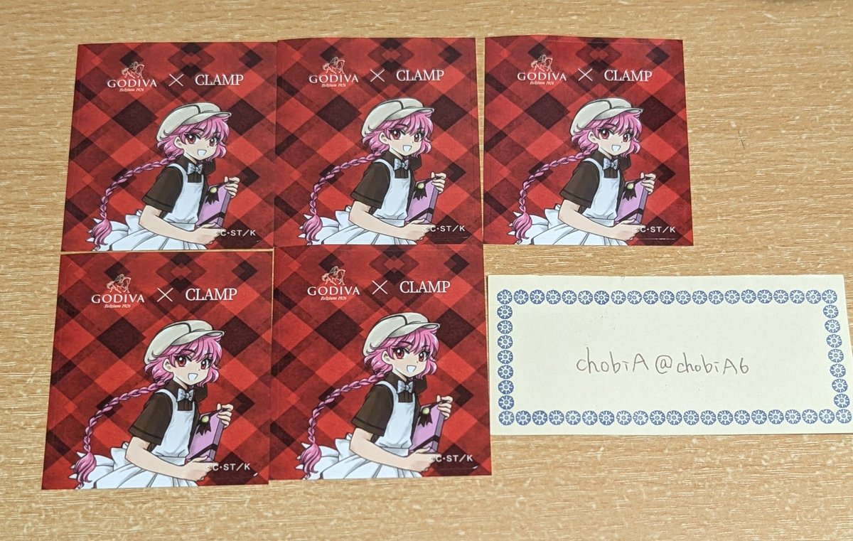 chobiA6's tweet photo. CLAMPとGODIVAコラボの予約分届きました
やはり5個ずつ2回注文して特典が1種×5枚×2注文でした…泣
GODIVAさん、こんなに皆様被ってばかりなのにランダムに入れたと言い張るのですか…？
特典納入時点で混ざってないのならランダムに入れたつもりでもランダムになってないのですよ… https://t.co/v9fPlfW9oe