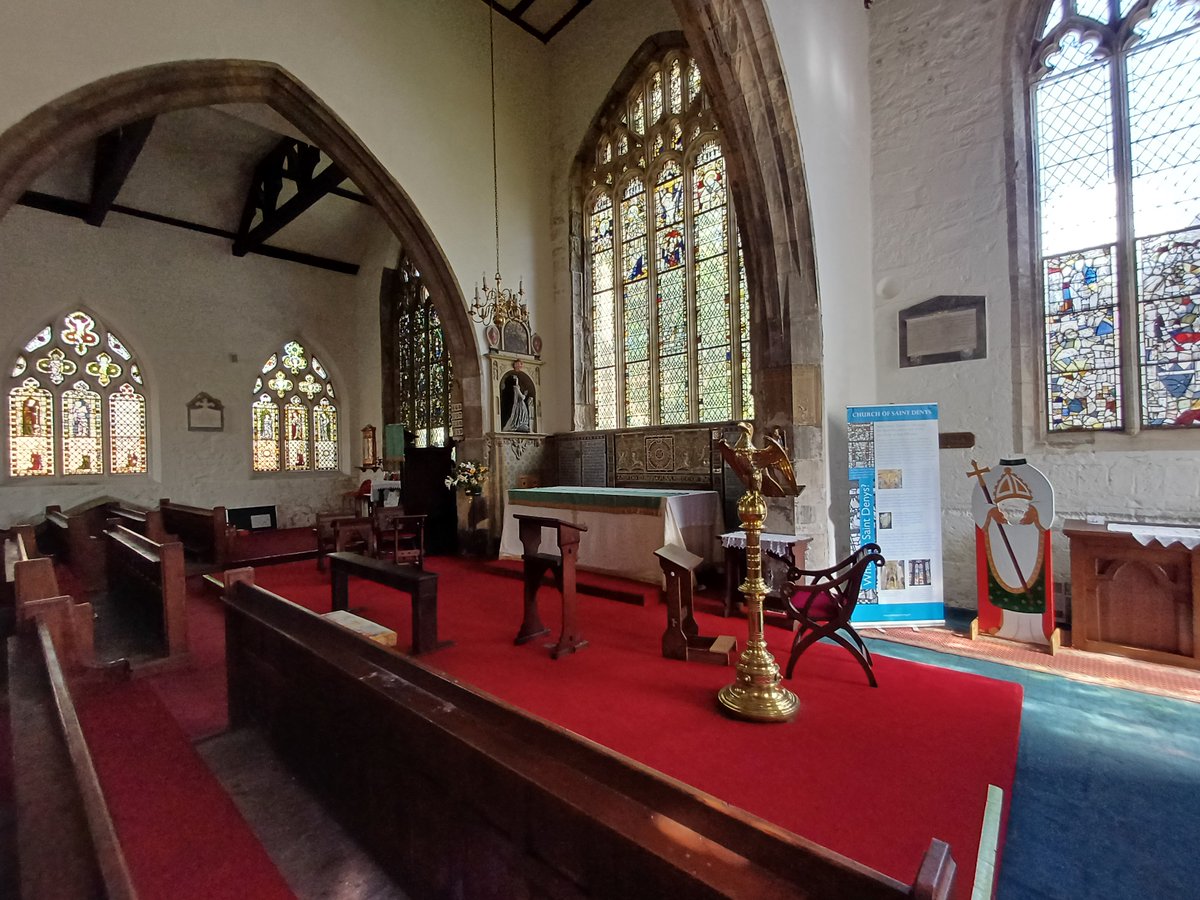 St Denys is dedicated to the patron saint of France🇫🇷
The church- which has a fine Norman doorway- was originally much larger, but was struck by cannon fire in the English Civil War and hit by lightning!⚡
Inside, is perhaps the oldest glass in York, dating back to the 13c🤯