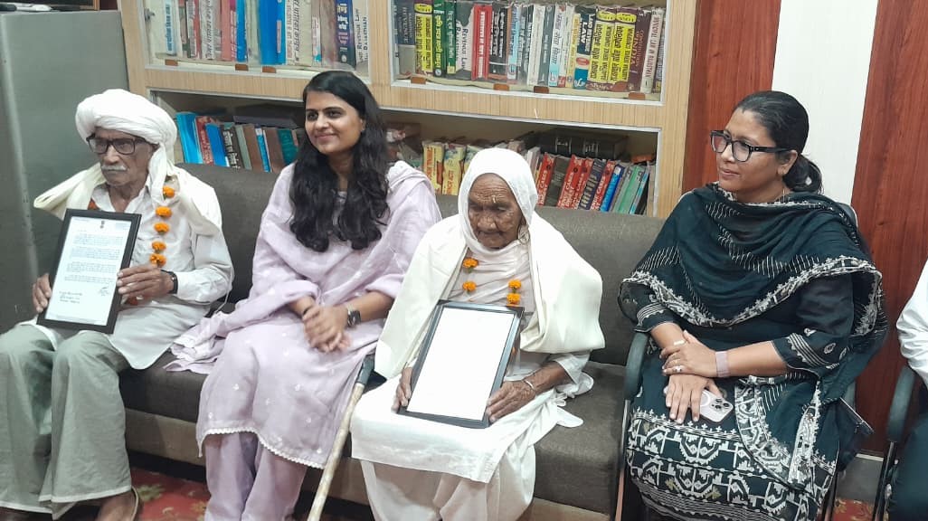 #sriganganagar :
अन्तर्राष्ट्रीय वरिष्ठजन दिवस पर किया शतायु मतदाताओं का जिला निर्वाचन अधिकारी ने सम्मान

whatsapp.com/channel/0029Va…

<a href="/CeoRajasthan/">CEO RAJASTHAN</a> <a href="/DIPRRajasthan/">सूचना एवं जनसम्पर्क विभाग, राजस्थान सरकार</a>