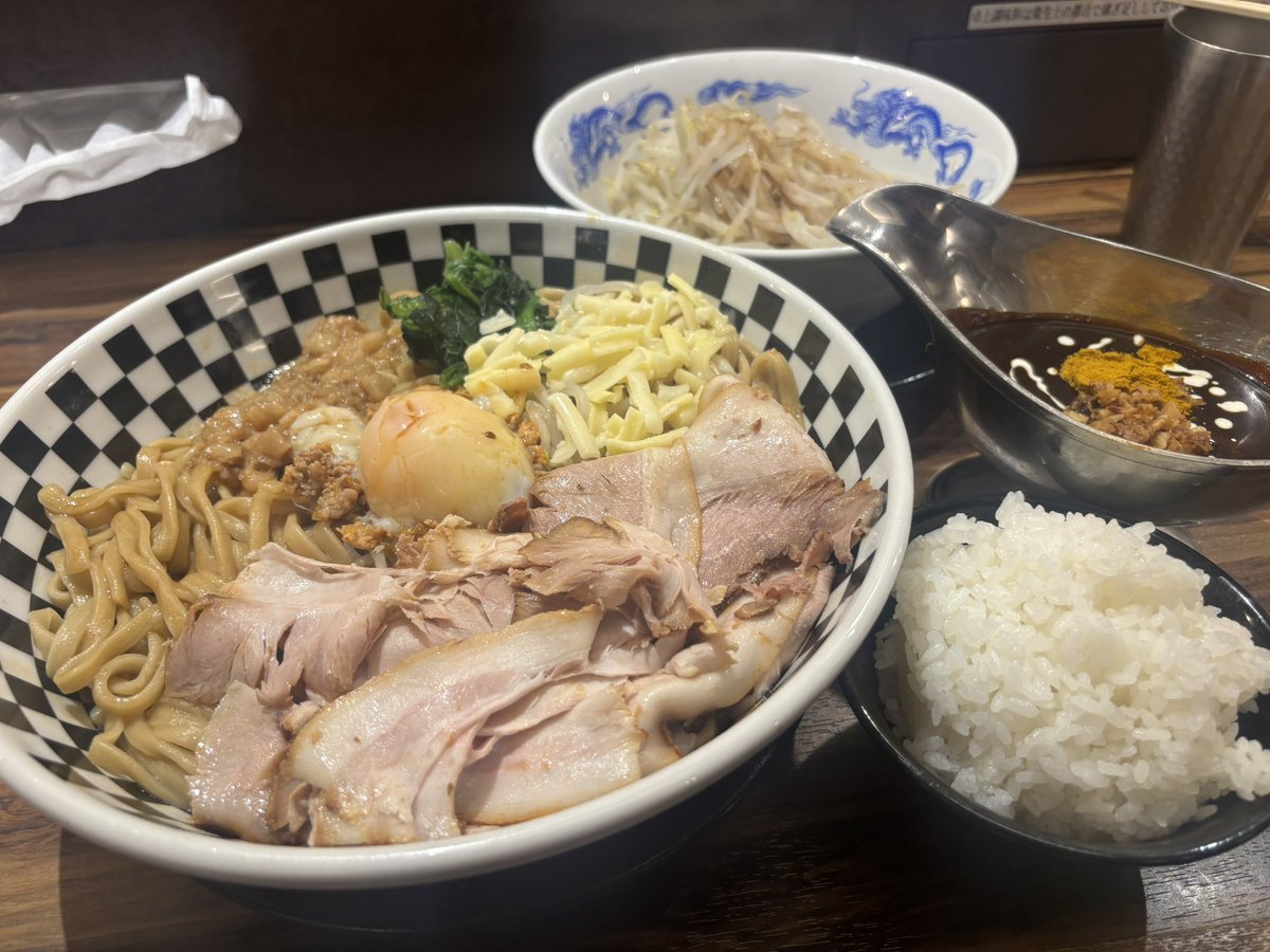 Cardinal_onc's tweet image. 新潟市中央区 #マゼシャモジ
黒カレーまぜそば
追い飯
最近よく行くから
美味しいかというと、普通🤭
でも、この独特の匂いと
気軽に入っていける雰囲気が良い🍜
黒カレーのルーは決して辛くない
むしろソースぐらい🤔
ご飯も麺もススむ美味しい一品♪
#新潟 #ラーメン