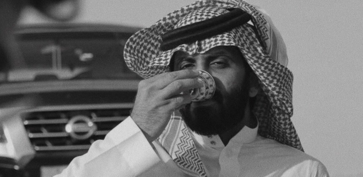 أنا عـلـيّ اجـد كـل... اجـتهــادي 
اسعى ولانسى نفسي اللي لها حق

واحفظ حقوق اللّه وحق المبادي 
ماني من اللي في وفـا واجبه عـق

واللي يجيـني جـايب العـيد عادي 
اخلـي الرقعـه له اكـبر من الشـق 

#منيف_الخمشي