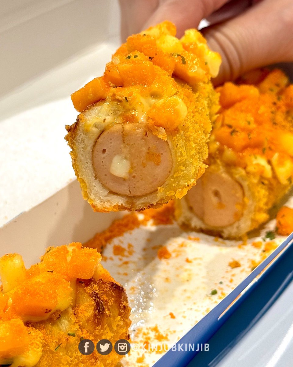 ✨ช่วงนี้ตัวแน่นมากกะว่าจะหาอะไรคลีนเข้าร่างบ้าง บ้าบอไปเจอ Extra Long Pretzel Dog ของ Auntie Anne's ตอนอบเสร็จใหม่ๆถึงกับตบะแตก น่ากินมาก
.
😍เป็นเพรทเซลด็อกชีสที่แน่นทั้งหน้าแน่นทั้งไส้ เขาใช้ไส้กรอกชีส 8 นิ้ว ชิ้นใหญ่สะใจ ด้านบนท็อปด้วยเชดดาร์ชีสเน้นๆ