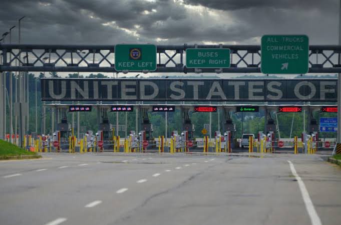 Ruhina50khanom's tweet image. Get news link: vlly.xyz/VC6Oh
U.S. border checkpoint with a large illuminated sign reading “U.S. BORDER CLOSED,” traffic cones, and customs officers enforcing the closure.:
#USBorder #BorderClosed #TravelRestrictions #Customs #BorderControl #TravelUpdate