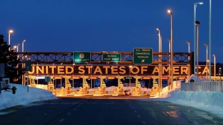 Ruhina50khanom's tweet image. Get news link: vlly.xyz/VC6Oh
U.S. border checkpoint with a large illuminated sign reading “U.S. BORDER CLOSED,” traffic cones, and customs officers enforcing the closure.:
#USBorder #BorderClosed #TravelRestrictions #Customs #BorderControl #TravelUpdate