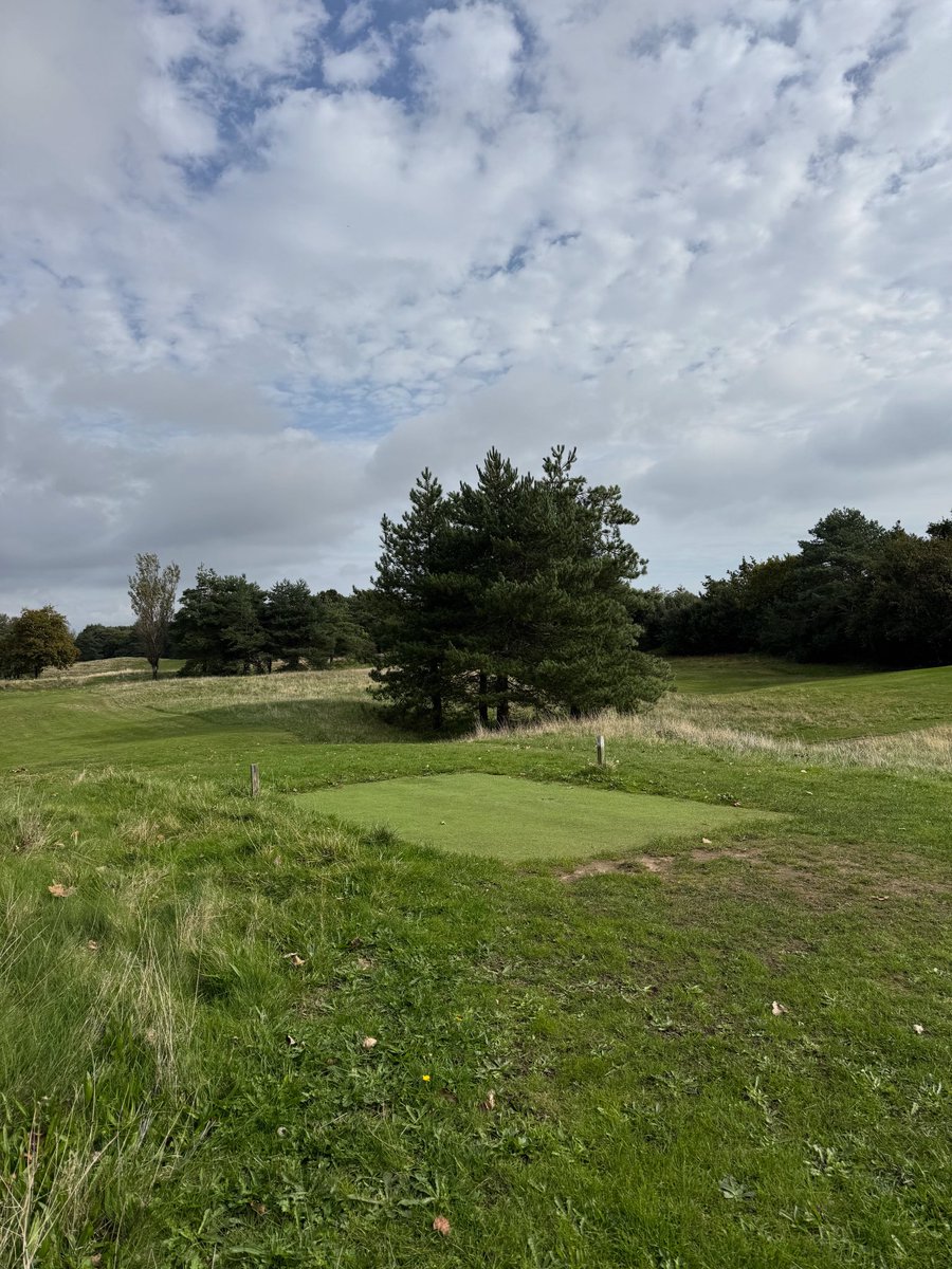 Weds 1st Oct:
Another dry &amp; warm day here on Swansea Bay, as we enter the last month of our seven month full-time opening period of 2025⛳️⚽️
Open from 12pm-5pm in midweek. Book online for cheaper prices. We’ve footballs, scorecards &amp; pencils all here at the kiosk. See you later👍