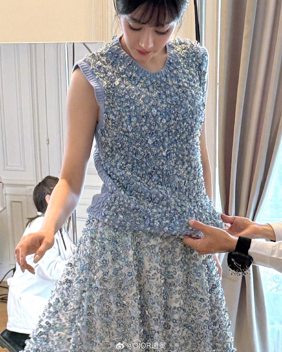 mitchuu88's tweet photo. Dior updates with more behind the scenes fitting photos of #DilrabaDiorSS26 for #DiorSS26 show

#Dilraba DILRABA DIOR PFW25 https://t.co/KcGY5VeDg4