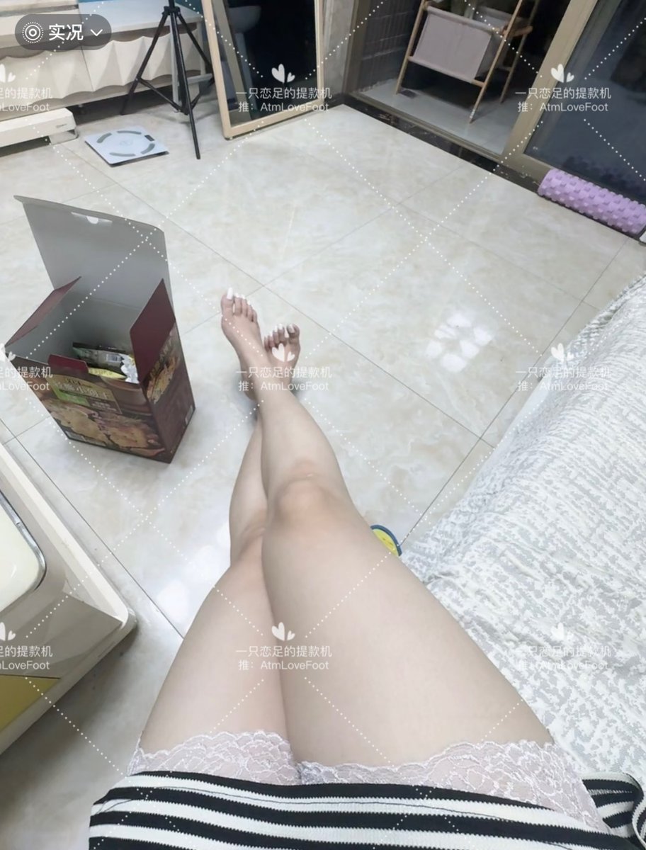 AtmLoveFoot's tweet photo. 兄弟们对bbw感兴趣吗，身高1.8以上脚码45，爱看我就开更 #足控 #舔脚  #ATM奴 https://t.co/dLLZZNzRaQ
