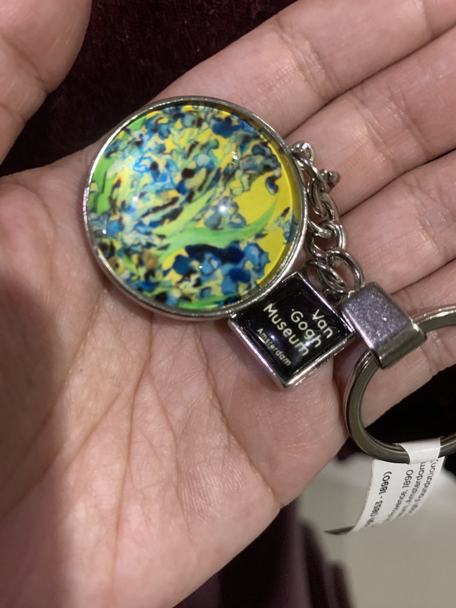 My friend will come visit me tmr, so I prepared gift for her from Van Gogh Museum, Amsterdam.